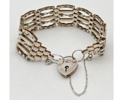 A vintage silver 5 bar gate charm bracelet with padlock and safety chain. Hallmarked London 1979. Total weight approx. 15.6g.