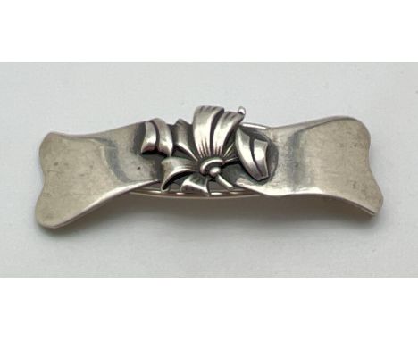 A vintage sterling silver hair clip with central embossed floral design. Stamped 'sterling' to reverse. Approx. 5cm long. 