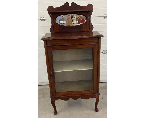 An Edwardian mahogany mirror backed display cabinet with upper shelf, front cabriole legs and interior shelf. Approx. 142 x 7