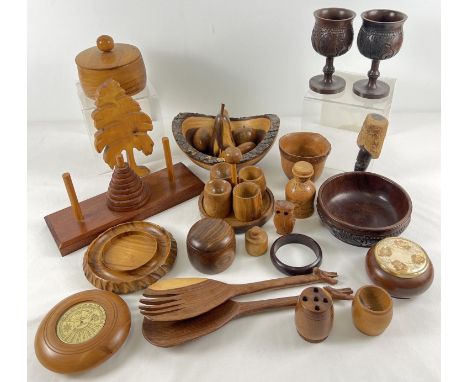 A box of assorted vintage turned and carved wooden items to include African ethnic pieces. Lot also includes: fruit bowl, sal