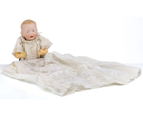 Zwei Charakterbabys gleichen Typs  nach 1909  a)  Kämmer &amp; Reinhardt, Waltershausen. Das sogenannte "Kaiserbaby". Biskuit