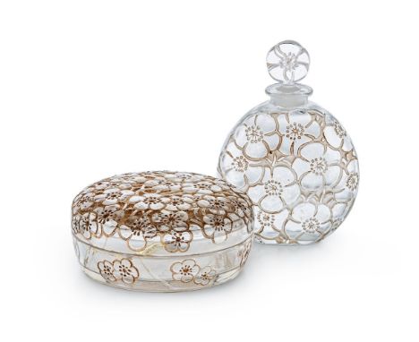 Perfumflakon und Deckeldose "Le Lys"  René Lalique, France, um 1922/45 Farbloses Pressglas mit Blütendekor, sepiafarben patin