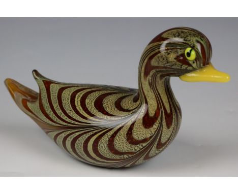 Ente  Murano Milchglaskorpus mit bernsteinfarbenem und opaque beigem, gekämmtem Überfang und ein- bzw. aufgeschmolzenem Gold-
