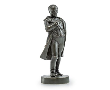 Statuette Napoleon Bonaparte   Bronze, braun patiniert, auf runder Plinthe (leicht best.). D. 6,5 / Ges.-H. 18 cm. Kleine Sta