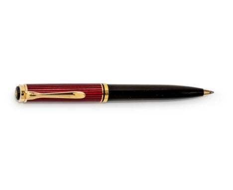 Pelikan-Kugelschreiber Souverän K 800  Schwarz-Rot gestreift. Vergoldeter Doppelring und Clip. Goldfarbenes Logo auf schwarze