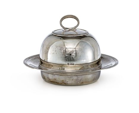 Englische Butter-Cloche  Sheffield, 1910-13 Feingehalt 925. Runder tiefer Teller mit separatem Einsatz und Glaseinlage. Glatt