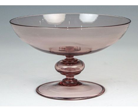 Kleine Tazza  Wohl Venini, Murano, um 1925/30 Amethystfarbenes Glas. Fuß mit umgeschlagenem Rand. Kurzer Schaft mit gedrückte