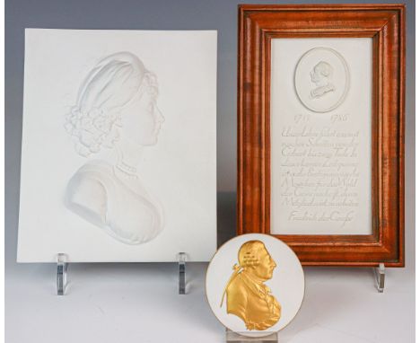 Profilportrait der Königin Luise  KPM Berlin, um 1962/92 Rechteckiges Biscuitrelief. 19,7×16,6 cm. Nach einem Relief von Hein
