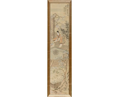 Hofdame auf Terrasse in Garten mit blühenden Bäumen  China Malerei auf Papier. Aufschrift. 95×20 cm. R. (61236)