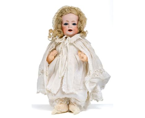 Charakterbaby-Mädchen - Kämmer &amp; Reinhardt, 122  nach 1912 Biskuitkurbelkopf. Geöffneter Mund mit Wackelzunge und zwei ob