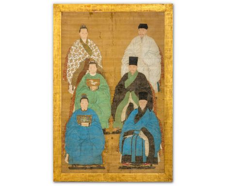Ahnenportäts  China, Qing Malerei auf Seide. Drei hintereinander sitzende Ehepaare in Beamtentracht, teilweise mit Rangabzeic