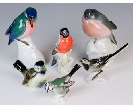 Sechs verschiedene Vogelfiguren  KPM Berlin, Karl Ens, Volkstedt, Goebel, Oeslau  Dompfaff.  Bunt bemalt H. 12 cm (kl. Standc