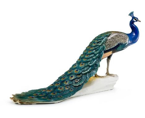 Kärner, TheodorGroßer Pfauhahn Nymphenburg, nach 1911 Auf Natursockel stehender Pfau mit langer Federschleppe. Bunt bemalt. H