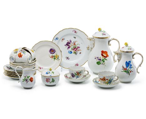 Kaffeeservice mit Feldblumen  Meissen Neuer Ausschnitt. Bunte Blumenmalerei. Goldrand. 2 Kannen H. 26/21,5 cm, Zuckerdose, Sa