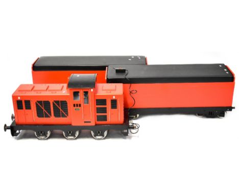 A 7-1/4" (184mm) gauge ride-on model railway engine, with two open carriages, length of engine 94cm, length of each carriage 