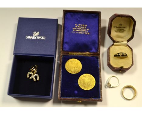 An 18ct gold moorning ring, 4g other jewellery, two gaming tokens qty.