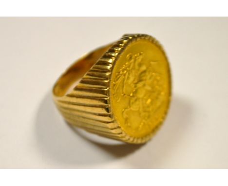 A gold sovereign, dated 1918, 9ct gold mounted as a ring, 15.9g