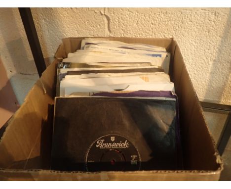 Box of  1950s to 1960s singles to include The Who The Kinks etc 