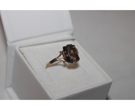 A 9ct gold ring set with smoky quartz stone, ring size M/N, approx. 2gms 