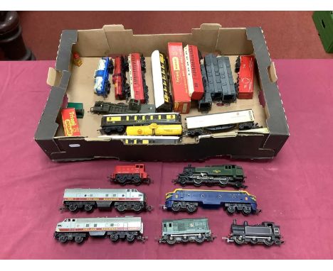 Seven Triang 00 gauge locomotives including 2-6-2 tank engine, Jinty 0-6-0 together with approximately sixteen items of rolli