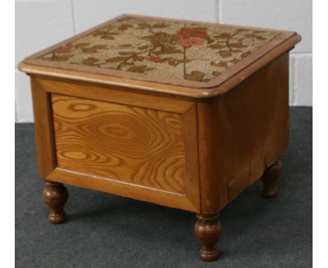 OAK VENEER COMMODE W21CM D19CM H18CM 