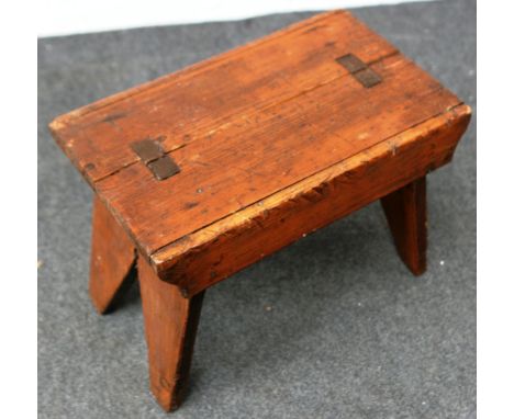 PINE MILKING STOOL W40CM D25CM H30CM 