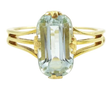 14ct gold single stone oval cut aquamarine ring, aquamarine approx 2.00 caratCondition Report:Approx 2.55gm, tested 14ct, siz