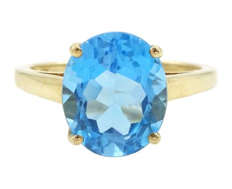 9ct gold oval cut Swiss blue topaz ring, hallmarkedCondition Report:Approx 3.75gm, size R-S