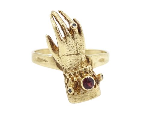 9ct gold garnet hand ring, London 1974Condition Report:Approx 4.3gm, size R