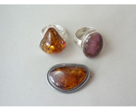 Contemporary sterling silver jewellery, comprising copal amber cocktail ring, amethyst dress ring, and amber brooch (3) 