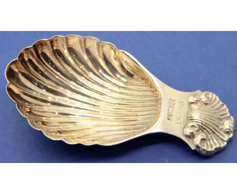 Hallmarked silver caddy spoon with shell shaped handle, L: 8 cm, 21g. P&amp;P Group 1 (£14+VAT for the first lot and £1+VAT f