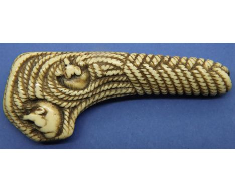 Ivory carved netsuke in the form of rats in a coil of rope, L: 92 mm, unsigned. Rats rubbed, otherwise no damages or splits. 