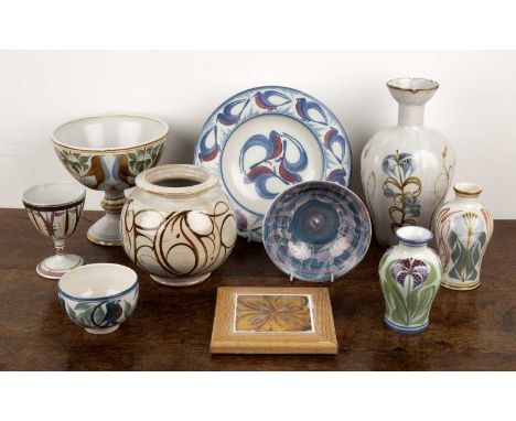 Collection of Aldermaston studio pottery and ceramics including: Alan Caiger-Smith (1909-1992) at Aldermaston bulbous vase wi