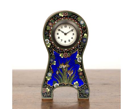 Cloisonné enamel mantel clock in the Japanese taste 20th Century, decorated with flowers on a dark blue ground, standing on t