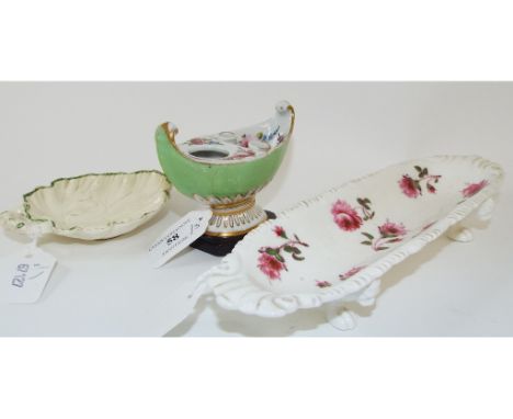 A Wedgwood creamware dish, 12.5 cm wide, a porcelain inkstand, and a similar pen tray (3) Condition report Report by NG

Wedg