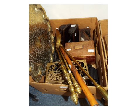 A mahogany tea caddy, 21.5 cm high, a pair of African carved wood figures, a brass tray and other items (box)