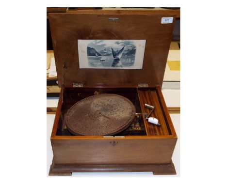A Harmonia tabletop polyphon, in a walnut case, 44.5 cm wide, with eleven discs Condition report Report by GH

Top is badly f