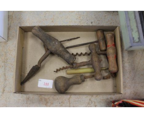Small quantity of hand tools