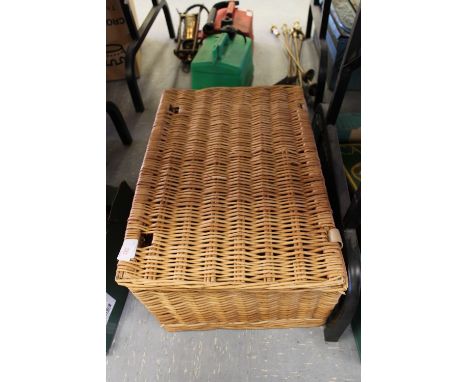 Woven wicker hamper