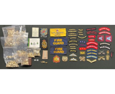A collection of post war British Army cloth insignia to include Guards shoulder titles, Para wings, Pegasus formation signs, 
