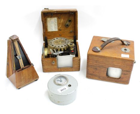 French pigeon racing clock,&nbsp;the 1.75" silvered dial inscribed ECS, Detect within a circular light grey casing; also two 