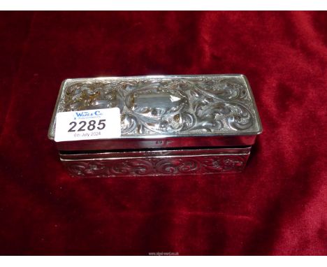 A Silver trinket box, Sheffield 1914, makers Walker & Hall, 162.08g.