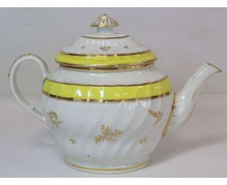 Chamberlain's Worcester late 18th/early 19th century porcelain teapot of spiral fluted oval form decorated with gilt spriggin