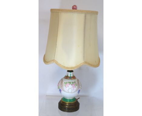 Early 20th century table lamp, the bulbous porcelain vase base with floral and foliate decoration on brass plinth, the gimbal