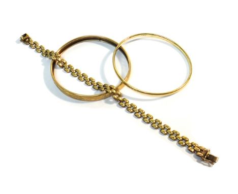 A 9ct gold circular bangle, with engraved decoration, a gold plain circular bangle and a 9ct gold bracelet, on a snap clasp, 