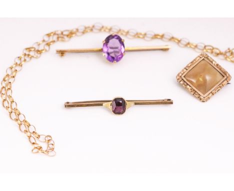 A collection of jewellery to include: A hallmarked 9ct gold belcher chain; An agate brooch; Two amethyst bar brooches. Gross 