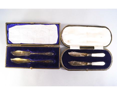 A pair of cased silver and mother of pearl butter knives, of fish knife design, Sheffield 1920, 13cm long