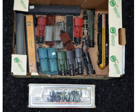 OO gauge. Good quantity of unboxed Lima items: 10 x locomotives; 10 x rolling stock. Together with one boxed locomotive. P-G.