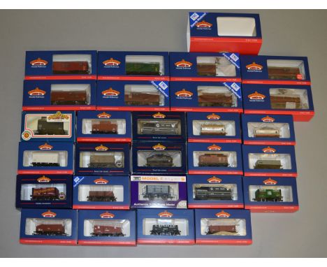 OO gauge. 26 x Bachmann rolling stock, includes two multi-packs (one set of horse boxes). E and boxed.