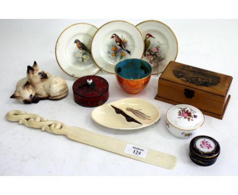 MISCELLANEOUS ITEMS TO INCLUDE an antique ivory page turner 33cm in length, a group of Beswick porcelain cats, an Ainsley ora